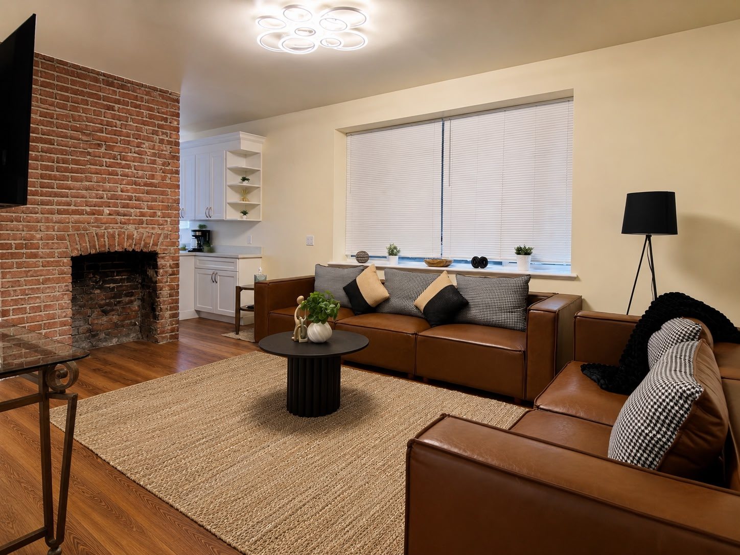 Stunning 6 Bedroom/2 5 Bath in Uptown