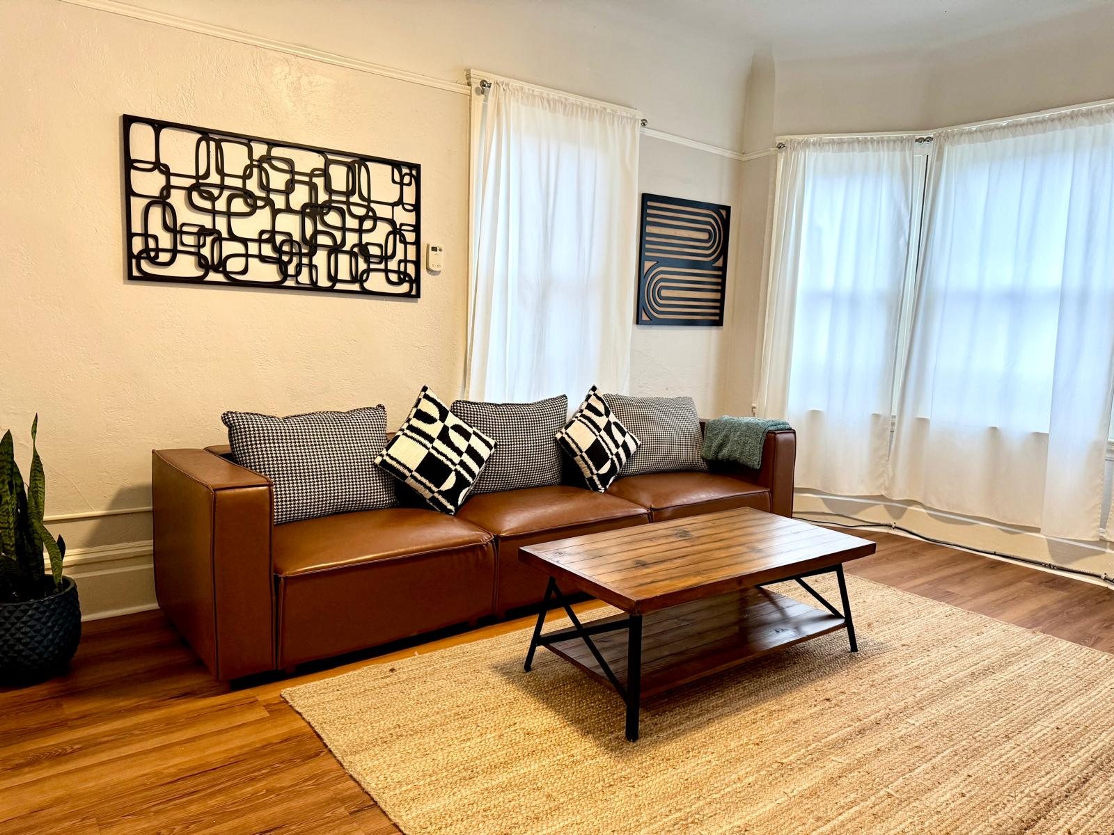 Gorgeous 3 Bedroom/2 Bath in Uptown