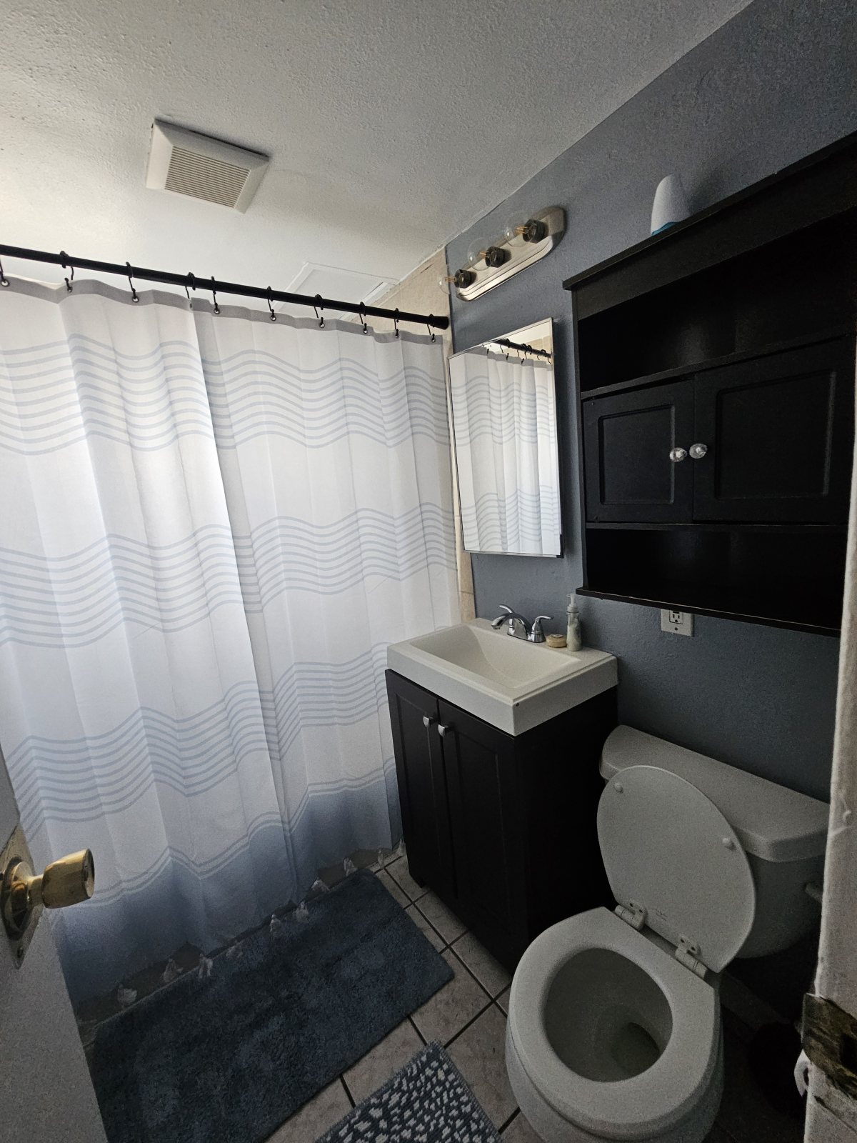 Three bedrooms • Full kitchen • Near Refineries