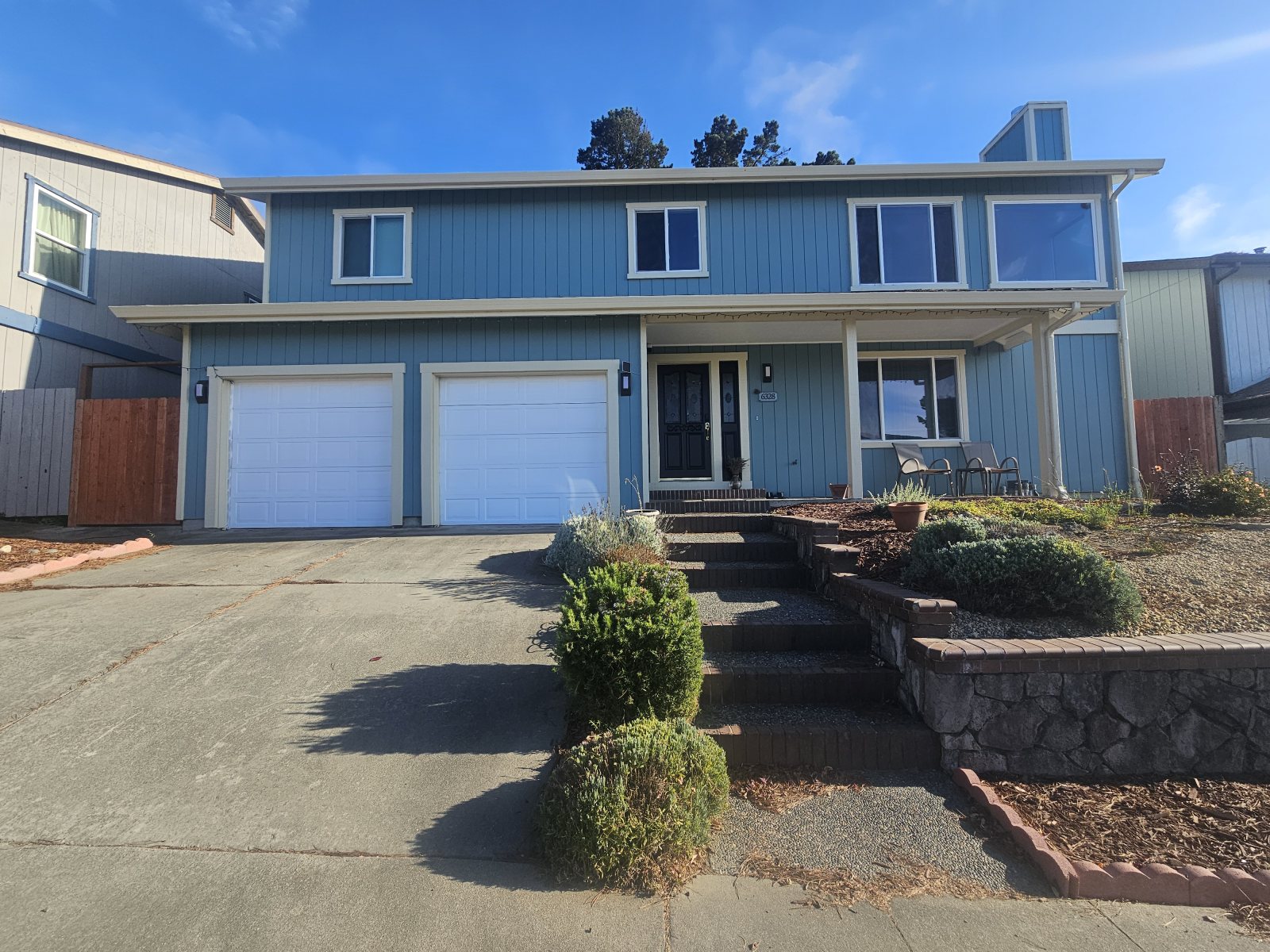 Hilltop Haven Sunny and Bright 3 bedroom 3 bath home with Bay Views